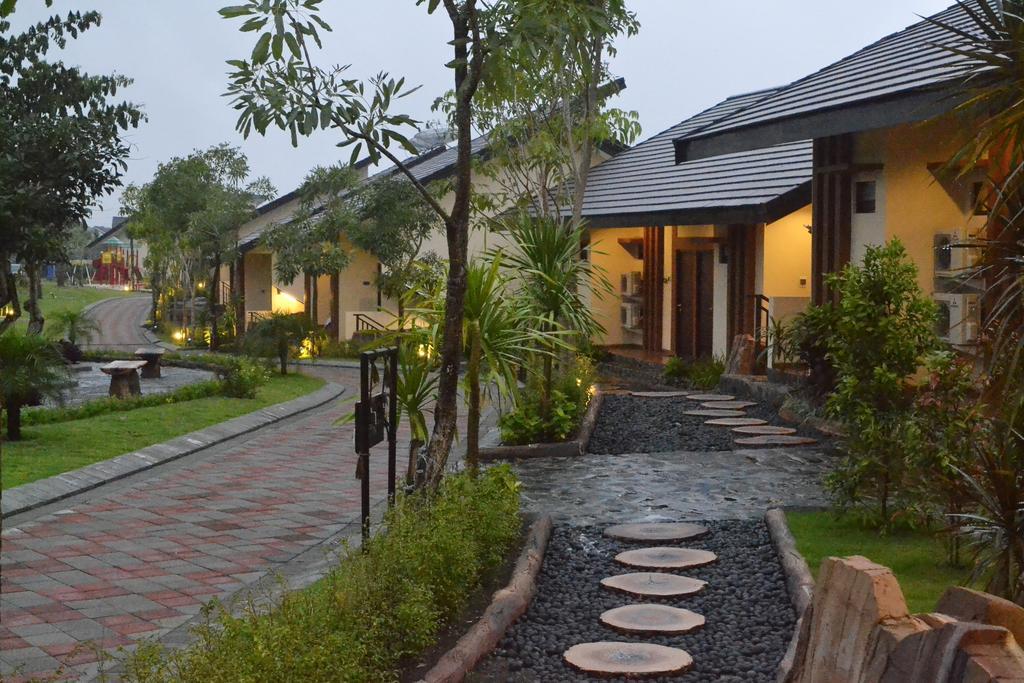 Bess Resort & Waterpark Hotel And Convention Malang Esterno foto