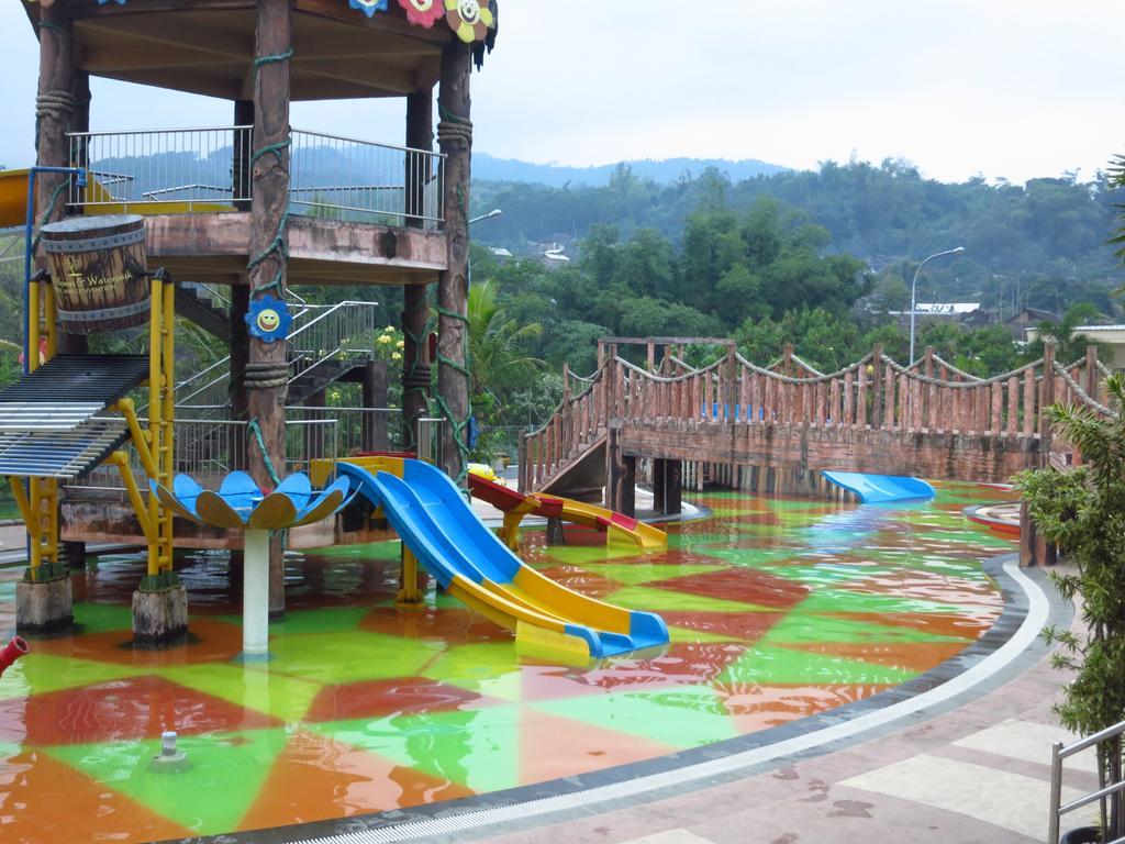 Bess Resort & Waterpark Hotel And Convention Malang Esterno foto